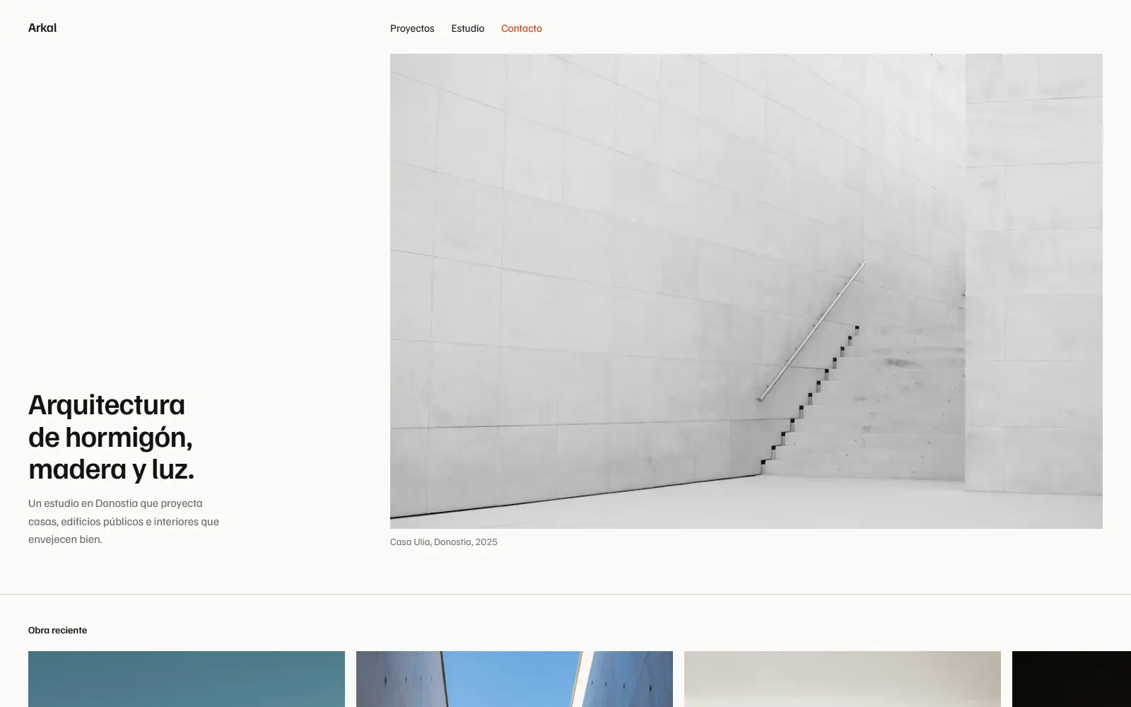 La portada de Arkal: una fotografía a todo ancho de una escalera de hormigón blanco bajo un titular pequeño y preciso