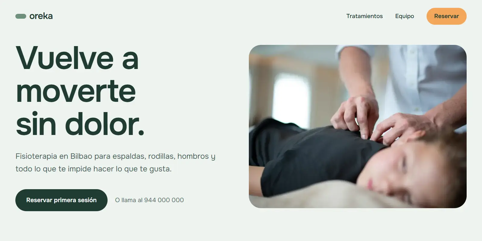 La portada de Oreka: un fisioterapeuta tratando a una paciente junto a un titular sereno y un botón de reserva